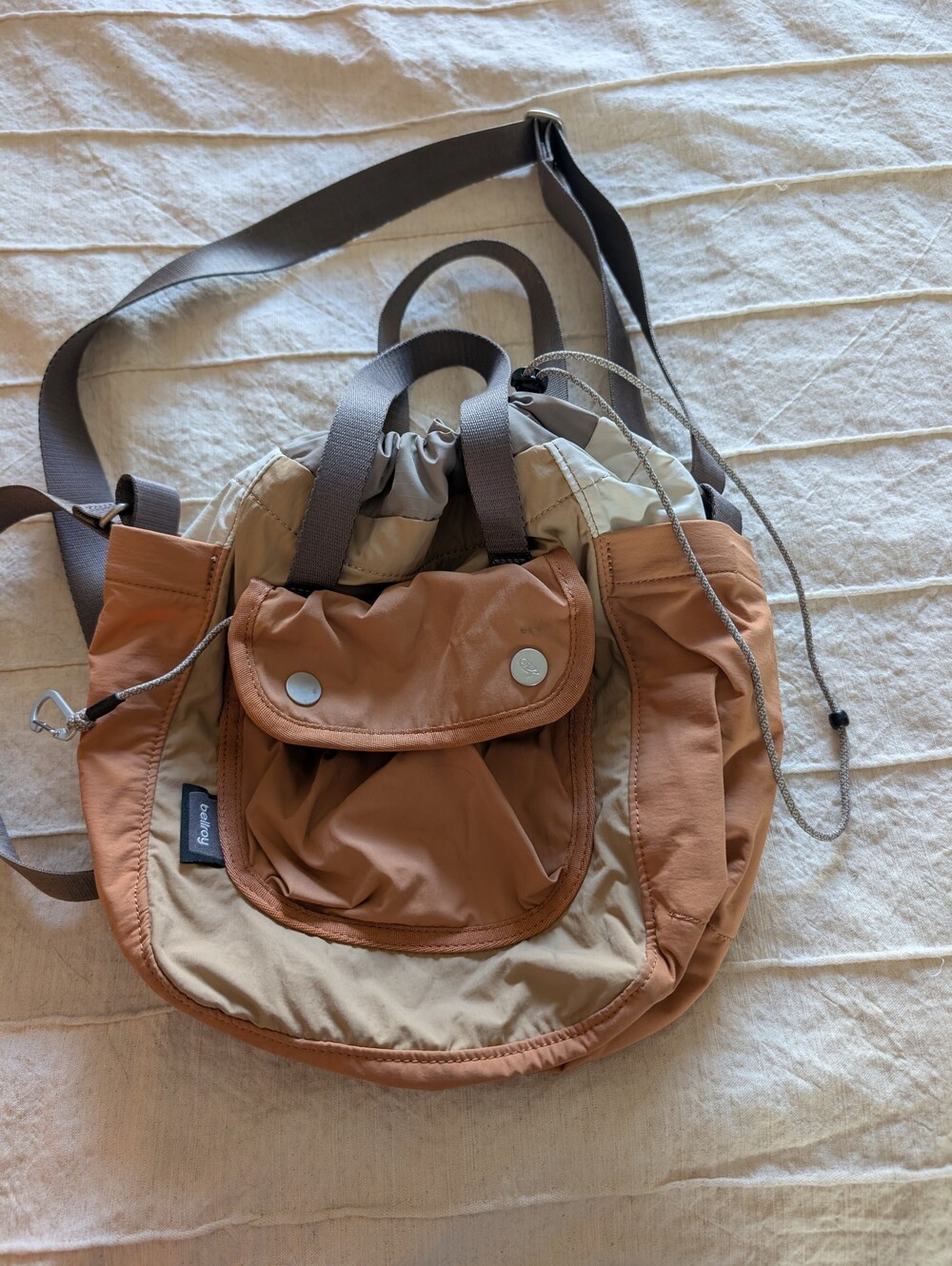 Bellroy Cinch Bucket bag. Two-Tone Drawstring Crossbody Bag in Tan and Beige